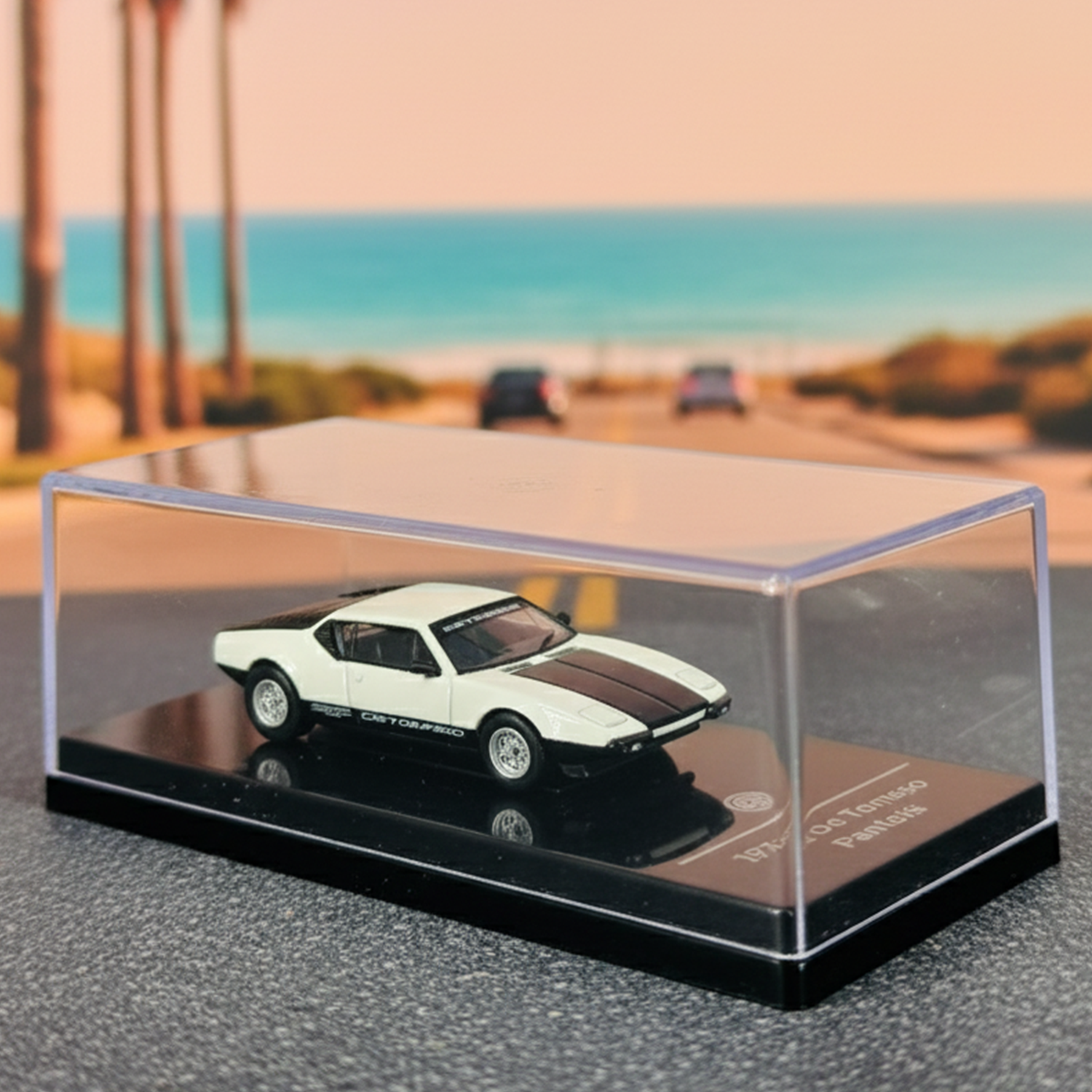 De Tomaso Pantera White / Black 1972  Scale 1:64